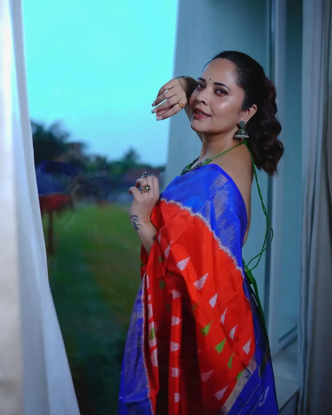 South Actress Anasuya Bharadwaj in Sleeveless Orange Saree